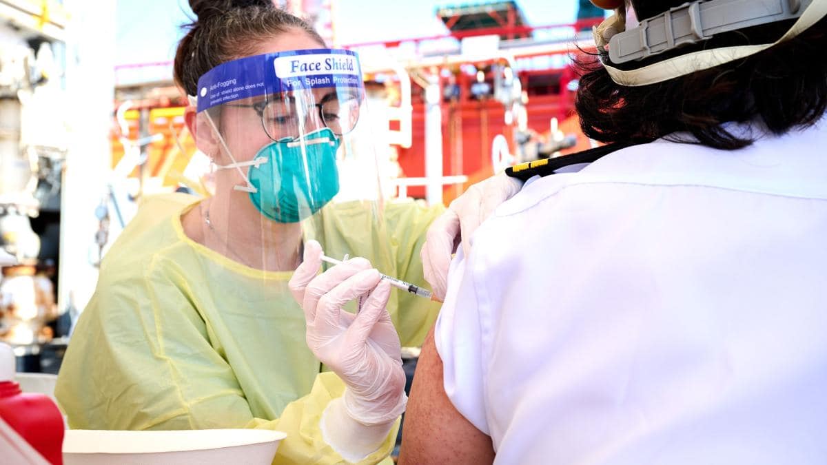 Seafarer being vaccinated 